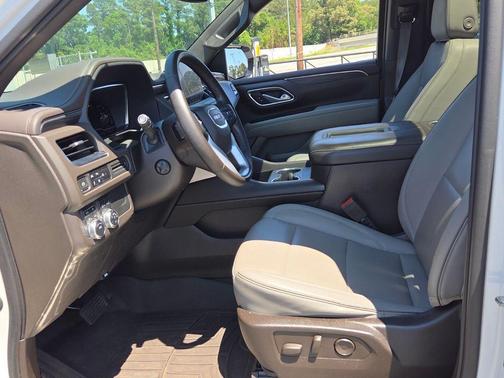 White Frost Tri-Coat 2023 GMC Yukon XL SLT