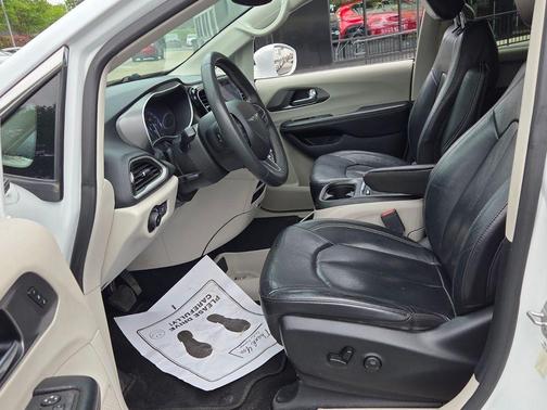 Bright White Clearcoat 2022 Chrysler Pacifica Touring-L