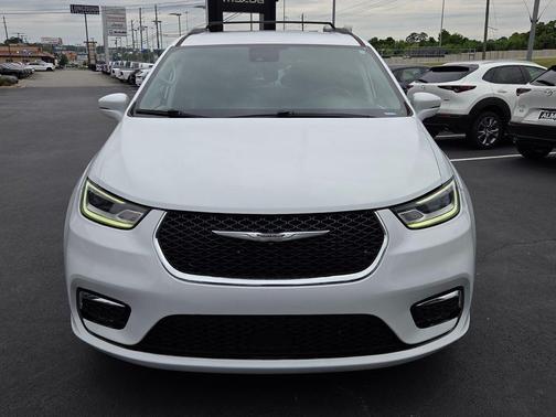 Bright White Clearcoat 2022 Chrysler Pacifica Touring-L