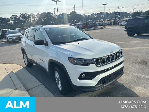 Bright White Clearcoat 2025 Jeep Compass Latitude