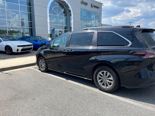 Midnight Black Metallic 2024 Toyota Sienna XLE