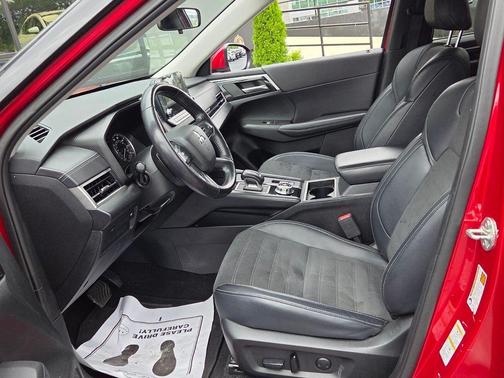 Red 2024 Mitsubishi Outlander SE
