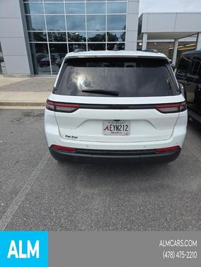 Bright White Clearcoat 2023 Jeep Grand Cherokee Altitude