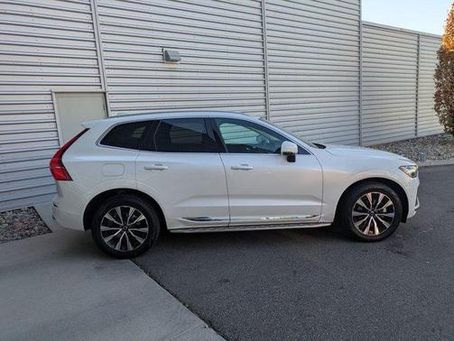 2023 Volvo XC60 B5 Plus Bright Theme