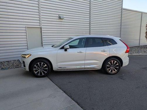 2023 Volvo XC60 B5 Plus Bright Theme