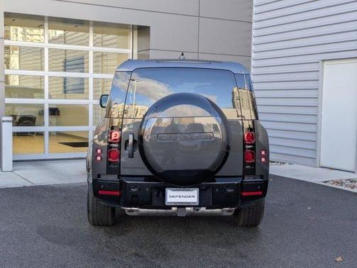 2025 Land Rover Defender P400 X-Dynamic SE