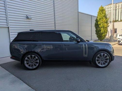 2025 Land Rover Range Rover P400 SE 7 Seat