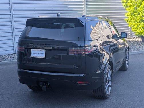 Santorini Black 2026 Land Rover Discovery Dynamic SE