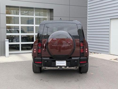 2025 Land Rover Defender P400 X-Dynamic SE