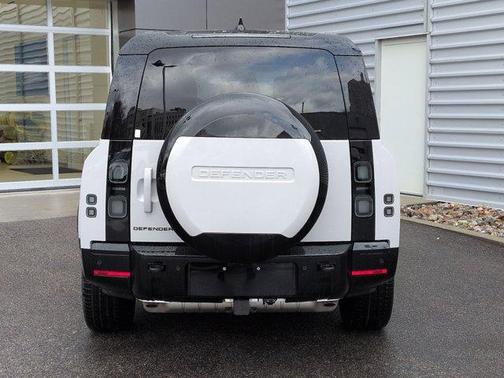 2026 Land Rover Defender 130 X-Dynamic SE