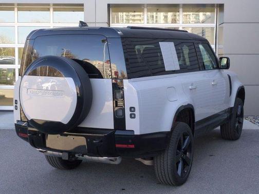 2026 Land Rover Defender 130 X-Dynamic SE