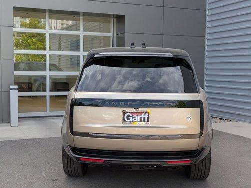 2025 Land Rover Range Rover P615 SV