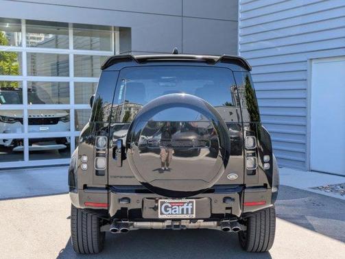2023 Land Rover Defender 110 V8