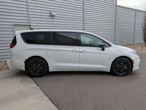 2023 Chrysler Pacifica Hybrid Limited