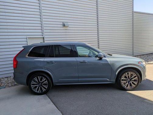 2022 Volvo XC90 T6 Momentum 7 Passenger