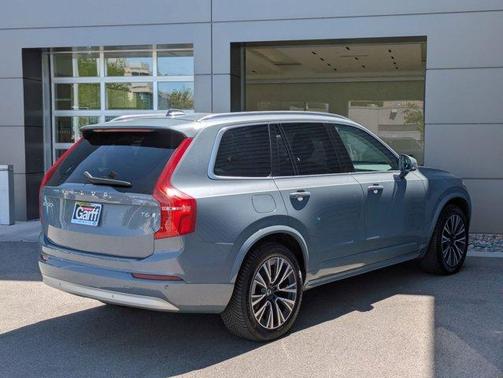 2022 Volvo XC90 T6 Momentum 7 Passenger