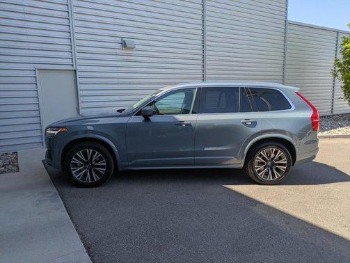 2022 Volvo XC90 T6 Momentum 7 Passenger