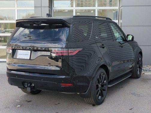 Santorini Black 2026 Land Rover Discovery Dynamic SE