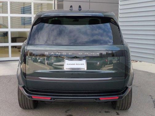 2026 Land Rover Range Rover P550e SE