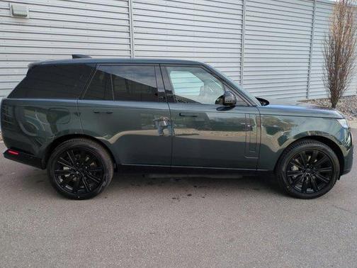 2026 Land Rover Range Rover P550e SE