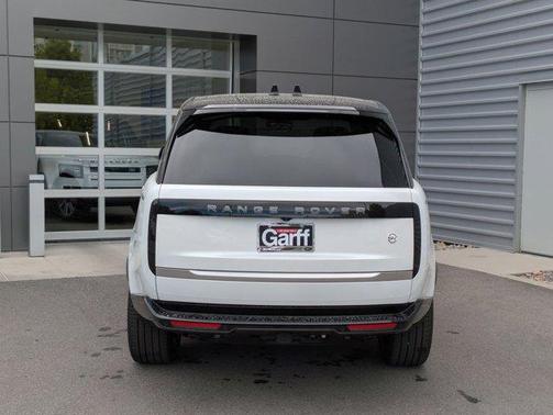2025 Land Rover Range Rover P615 SV
