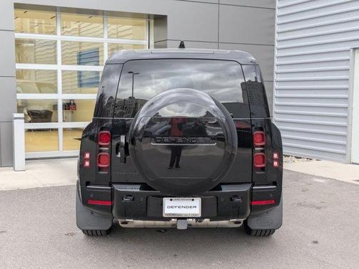 2025 Land Rover Defender P400 X-Dynamic SE