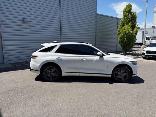 Uyuni White 2023 Genesis GV70 2.5T