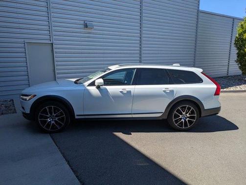 2018 Volvo V90 Cross Country T6