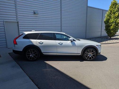 2018 Volvo V90 Cross Country T6