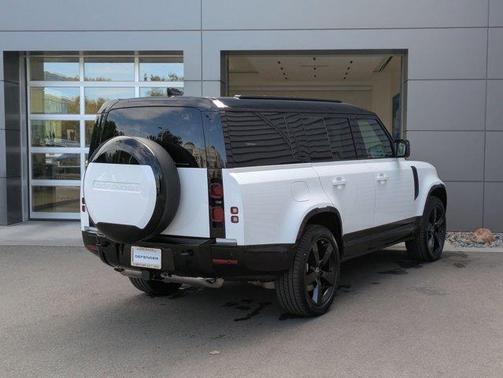 2025 Land Rover Defender P400 X-Dynamic SE