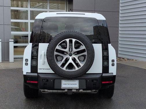 2026 Land Rover Defender 130 X-Dynamic SE