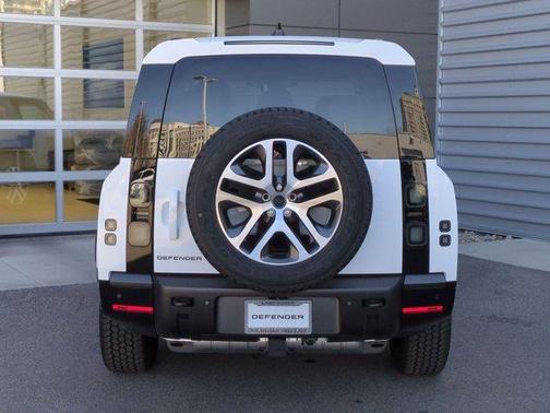 2026 Land Rover Defender 130 X-Dynamic SE