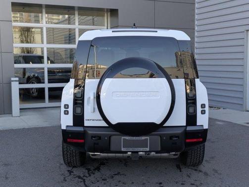 2026 Land Rover Defender 130 X-Dynamic SE