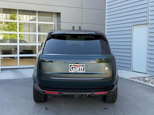 2025 Land Rover Range Rover P615 SV