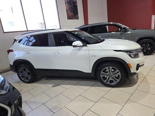 Snow White Pearl 2023 Kia Seltos S