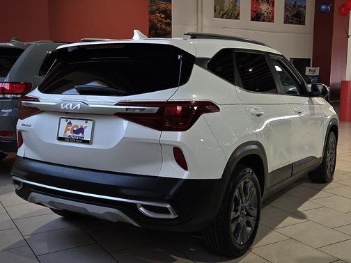 Snow White Pearl 2023 Kia Seltos S