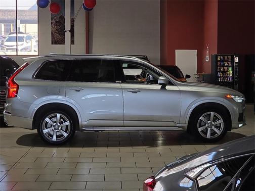 2021 Volvo XC90 T5 Momentum 7 Passenger