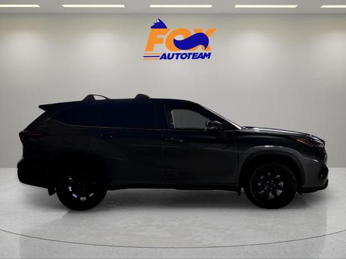 Magnetic Gray Metallic 2024 Toyota Highlander LE