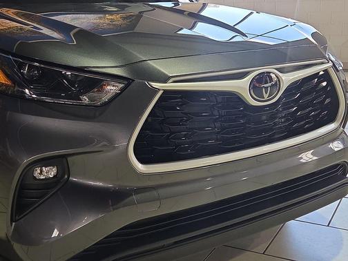Magnetic Gray Metallic 2024 Toyota Highlander LE