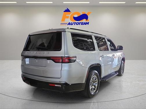 2023 Jeep Wagoneer Base