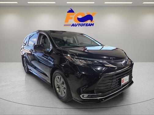 Midnight Black Metallic 2022 Toyota Sienna XLE