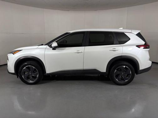 Everest White Pearl 2024 Nissan Rogue SV