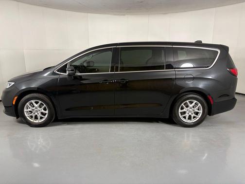 Brilliant Black Crystal Pearlcoat 2023 Chrysler Pacifica Touring L