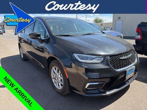 Brilliant Black Crystal Pearlcoat 2023 Chrysler Pacifica Touring L