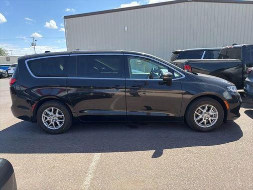 Brilliant Black Crystal Pearlcoat 2023 Chrysler Pacifica Touring L
