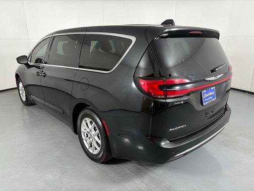 Brilliant Black Crystal Pearlcoat 2023 Chrysler Pacifica Touring L