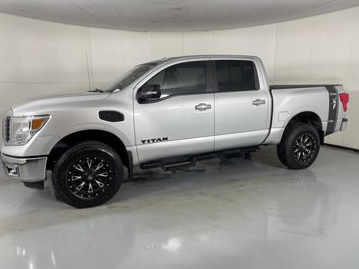 2017 Nissan Titan SV