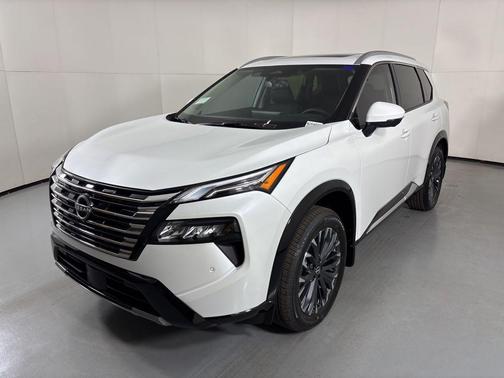Everest White Pearl Tricoat 2026 Nissan Rogue Platinum