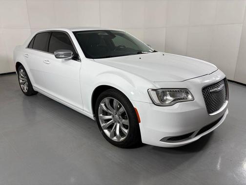Bright White Clearcoat 2019 Chrysler 300 Touring
