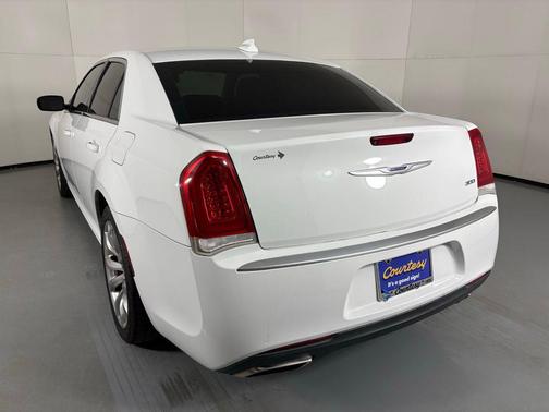 Bright White Clearcoat 2019 Chrysler 300 Touring